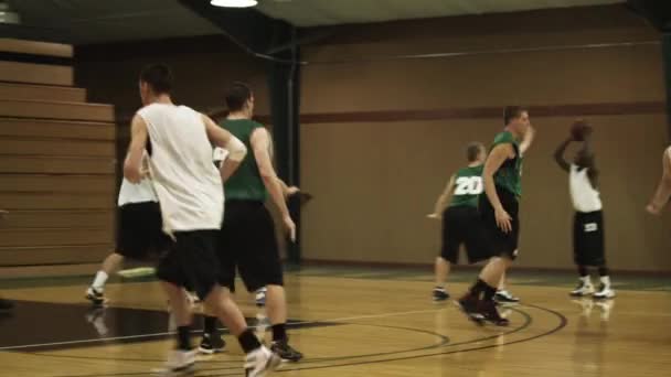 Hombres jugando baloncesto — Vídeo de stock