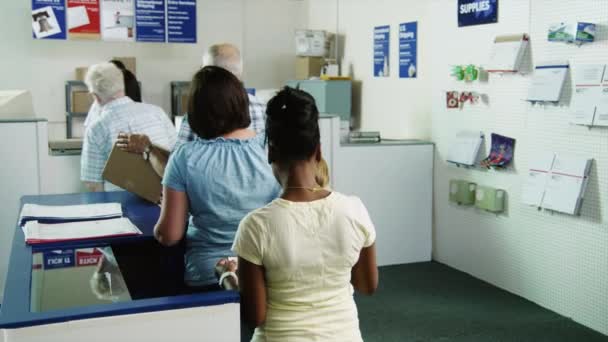 Gente esperando en fila en la oficina de correos — Vídeos de Stock