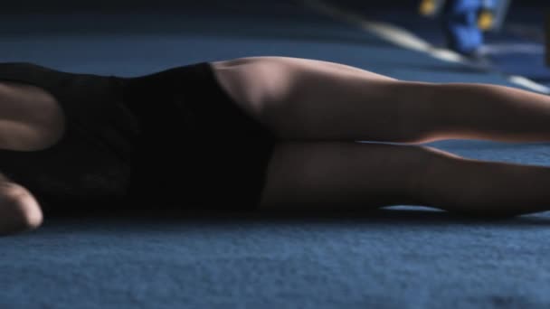 Chica haciendo ejercicio en el gimnasio — Vídeos de Stock