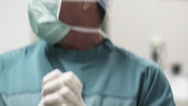 Чоловік лікар в операційній — стокове відео