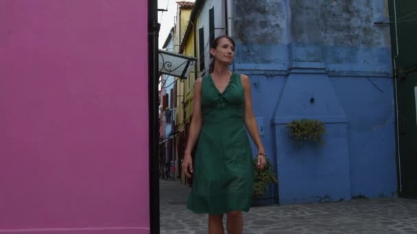 Женщина, идущая по улице — стоковое видео