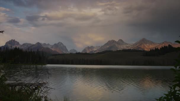 Piękny widok na jezioro i góry — Wideo stockowe