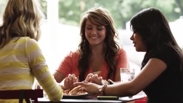 Las mujeres comiendo pizza en el restaurante — Vídeos de Stock