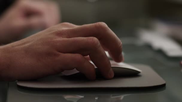 Händerna använder dator på skrivbordet — Stockvideo
