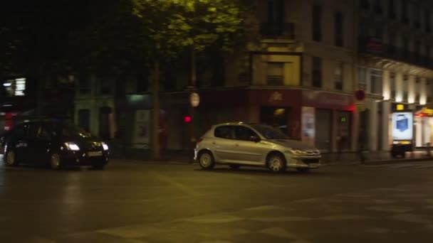 Verkehr auf viel befahrener Stadtstraße in der Nacht — Stockvideo