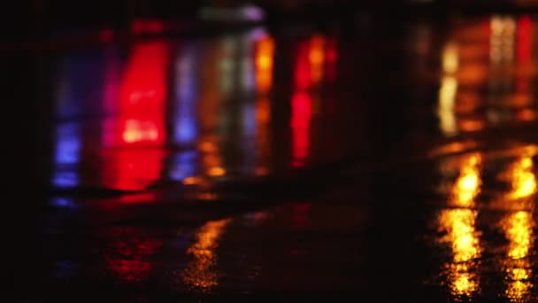 Stadtbeleuchtung spiegelt sich in nasser Straße — Stockvideo