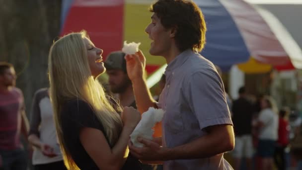 Paar füttert sich gegenseitig mit Zuckerwatte — Stockvideo