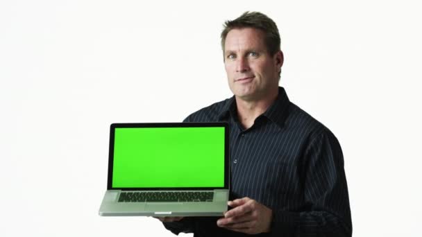 Man som håller laptop — Stockvideo