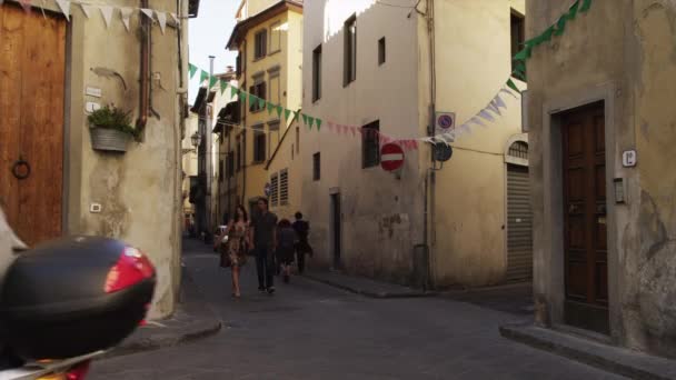 Ζευγάρι περπατά μέσα από την παλιά πόλη — Αρχείο Βίντεο