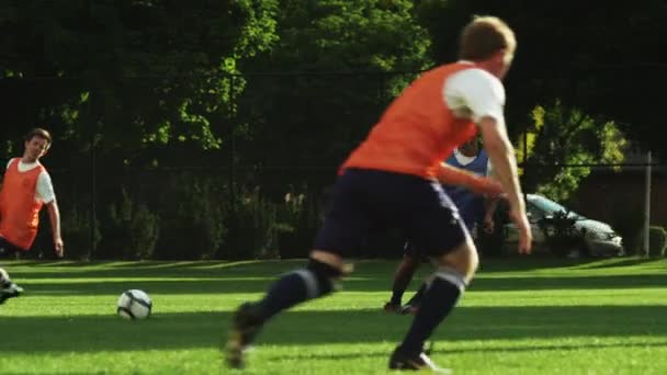 Jogador marcando gol no campo — Vídeo de Stock