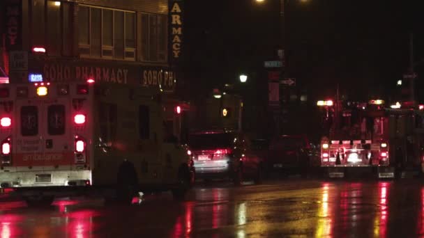 Ambulanze e camion dei pompieri in strada di notte — Video Stock