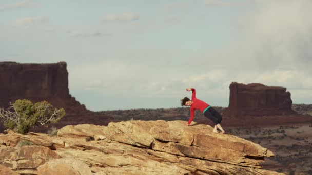 Kvinnan gör yoga på berg — Stockvideo