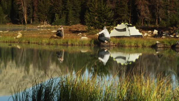 Persoon nemen foto van mensen op de camping — Stockvideo