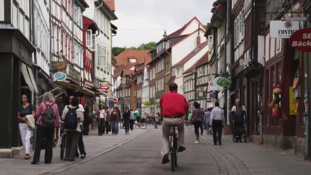 Pessoas na rua na cidade velha — Vídeo de Stock