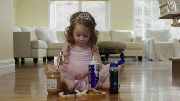 Μπαλαρίνα κορίτσι τρώει κρέμα σαντιγί — Αρχείο Βίντεο