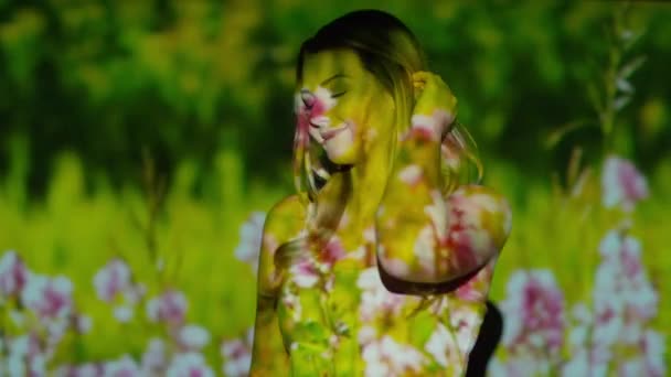 踊る女性に投影された草原 — ストック動画