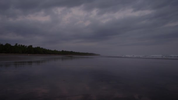 Molnen över kusten — Stockvideo