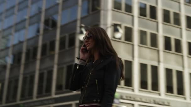 Mujer hablando por celular en la ciudad — Vídeos de Stock