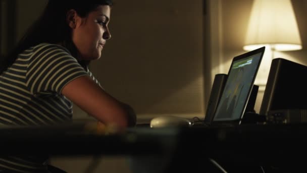 Девочка-подросток разговаривает и пользуется ноутбуком — стоковое видео