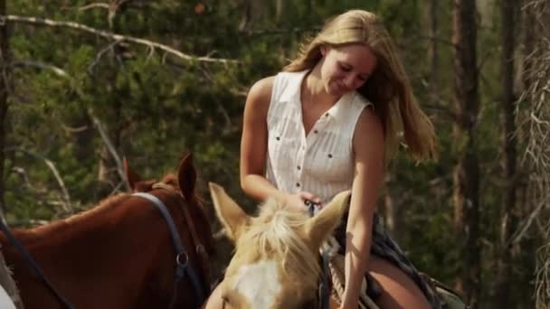 Young woman horseback riding — Stock Video