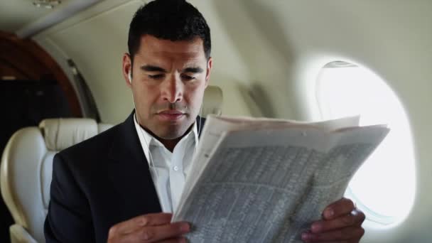Επιχειρηματίας ανάγνωση εφημερίδων σε αεροπλάνο — Αρχείο Βίντεο