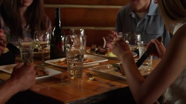 Família jantando no restaurante — Vídeo de Stock