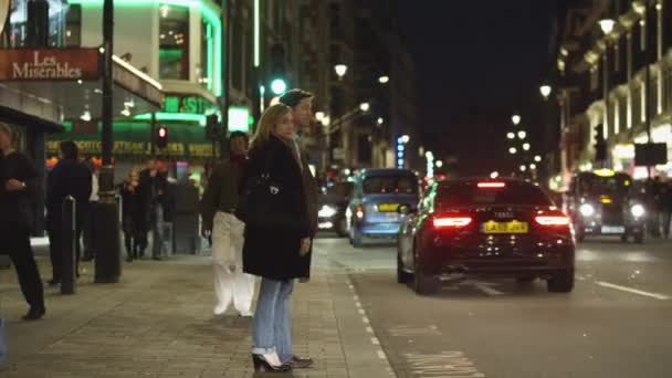 Пара прогулок по центру города ночью — стоковое видео