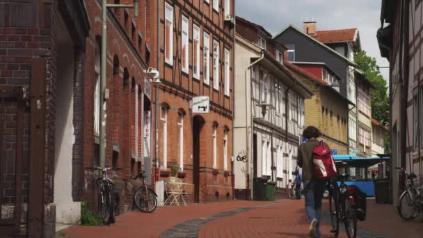 Femme avec vélo dans la rue dans la vieille ville — Video