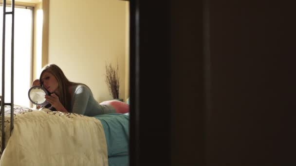 Fata aplicând machiaj pe pat — Videoclip de stoc
