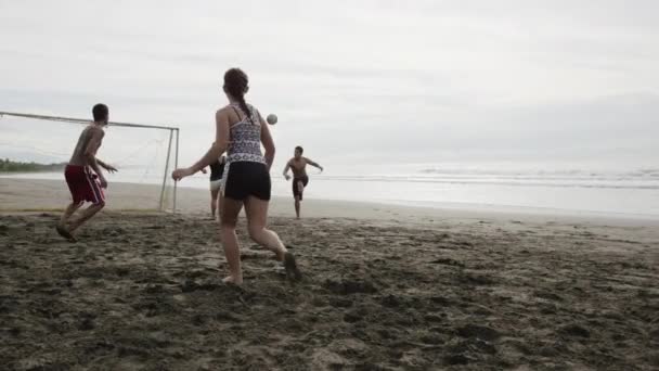 Pessoas jogando futebol na praia — Vídeo de Stock