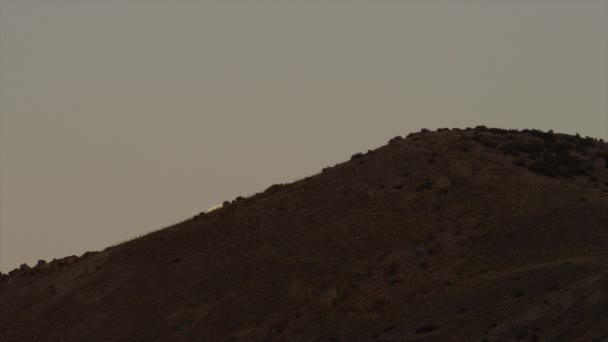 Φεγγάρι αύξουσα από πίσω από το λόφο — Αρχείο Βίντεο