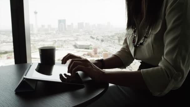 Businesswoman using digital tablet — Stock Video