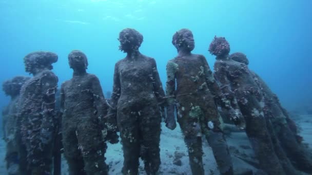 Underwater sculptures on bottom of sea — Stock Video