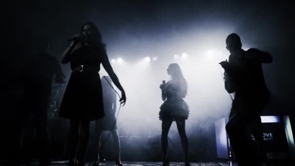 Sänger und Musiker auf der Bühne — Stockvideo