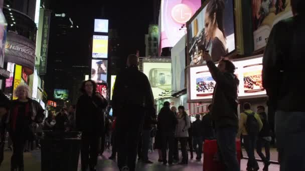 晚上在时代广场上行走的人 — 图库视频影像