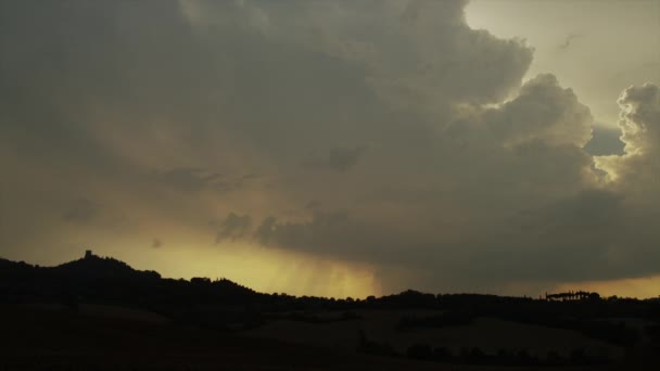 Nuvole di tempesta sulla silhouette della collina — Video Stock