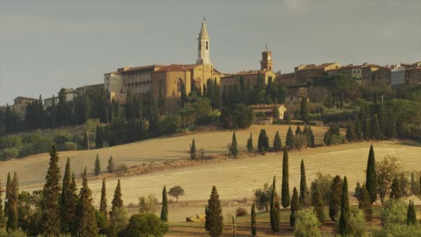 Iglesia en la ciudad italiana de ladera — Vídeo de stock
