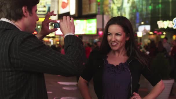 Paar fotograferen in Times Square — Stockvideo