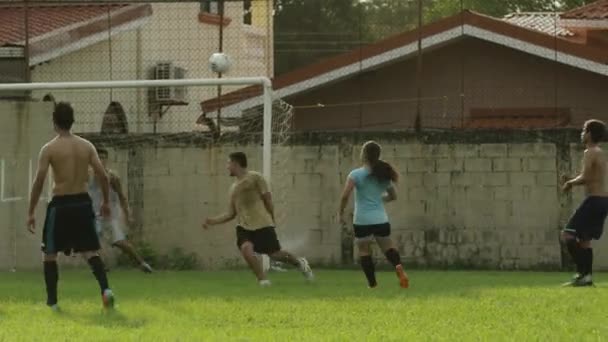 Equipos de fútbol jugando en el campo — Vídeo de stock