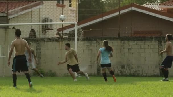 Equipos de fútbol jugando en el campo — Vídeos de Stock