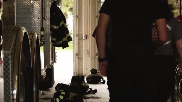 Vier brandweermannen brengen beschermende pakken — Stockvideo
