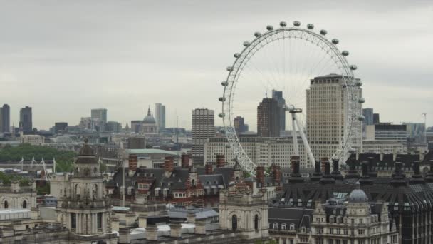 Pohled na Londýn s London Eye — Stock video