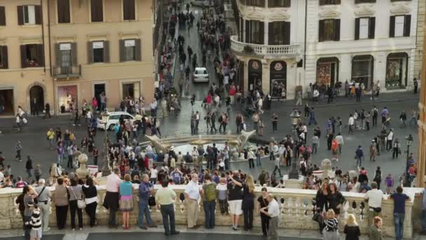 Menigte van mensen op de Spaanse trappen — Stockvideo