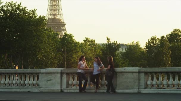 Três mulheres conversando na ponte — Vídeo de Stock