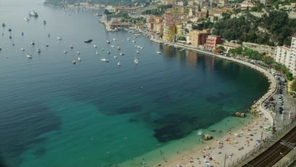 Menschen am Strand und auf festgemachten Booten — Stockvideo