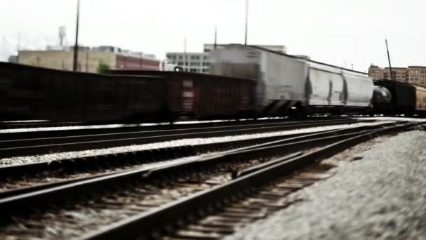 Güterzug fährt an Stadtstraße vorbei — Stockvideo