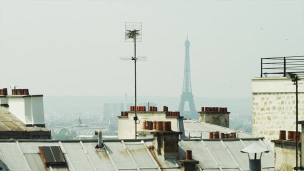 Torre Eiffel sobre tejados — Vídeos de Stock