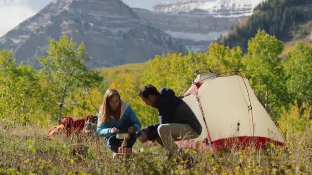 Excursionistas usando estufa de camping — Vídeo de stock
