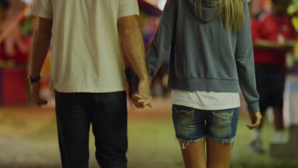Jeune couple marchant dans le parc d'attractions — Video