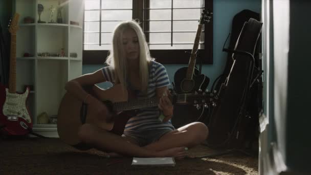 十几岁的女孩玩吉他 — 图库视频影像